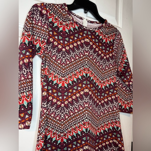 Chic Geometric Dress - Red and Black - Picture 4 of 4